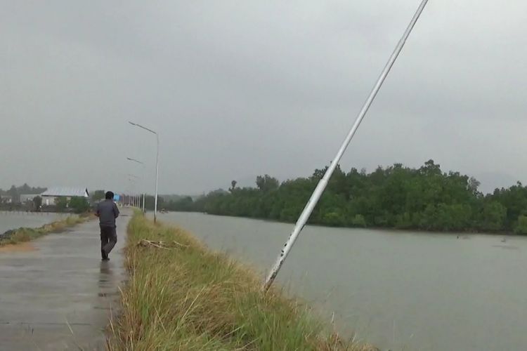 Pasca terjadinya fenomena puting beliung, dua unit tiang listrik penerangan pusat pelelangan ikan balambang rusak, Rabu (02/01/2019)