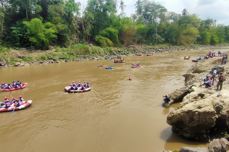 Jeram Budil Sungai Progo di balik Padukuhan (Dusun) Pranan, Kalurahan Banjaroyo, Kapanewon Kalibawang, Kabupaten Kulon Progo, Daerah Istimewa Yogyakarta.