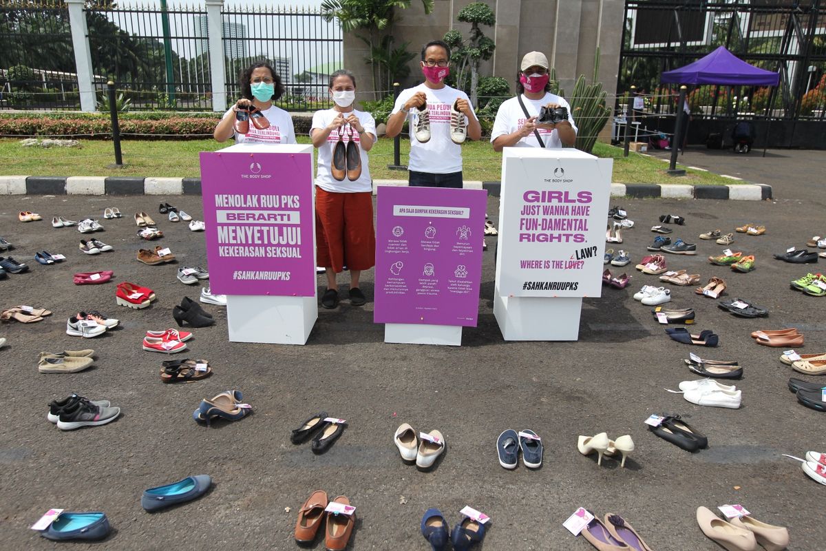 Sepatu-sepatu yang menjadi bagian demo diam The Body Shop Indonesia ini adalah simbol permulaan untuk mendorong agar Rancangan Undang-Undang Penghapusan Kekerasan Seksual (RUU PKS) segera disahkan. 