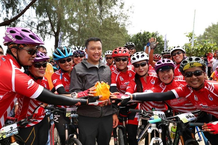 Menteri Pemuda dan Olahraga Imam Nahrawi melepas para peserta Gowes Pesona Nusantara 2017 di Kota Sabang, Sabtu (13/5/2017).