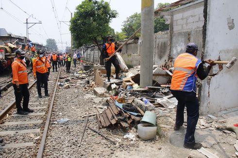 KAI Daop 1 Kembali Tertibkan 95 Bangunan Liar di Lintas Pasar Senen-Ancol