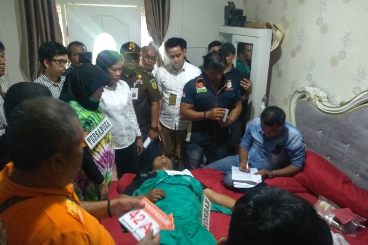 Suasana saat rekonstruksi pembunuhan hakim PN Medan, Jamaludin (55) di dalam kamarnya. Di kamar ini lah korban dibekap korban hingga tewas. Para tersangka sempat berdebat karena tidak sesuai skenario, wajah korban lebam karena kerasnya dibekap.