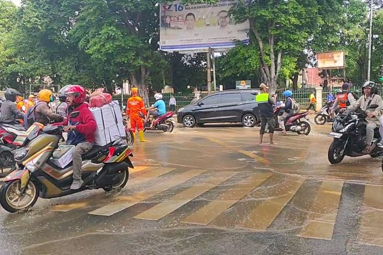 Ruas Jalan Hek di Kramatjati, Jakarta Timur, terpantau padat merayap akibat banjir, Jakarta Timur, Senin (19/6/2023).