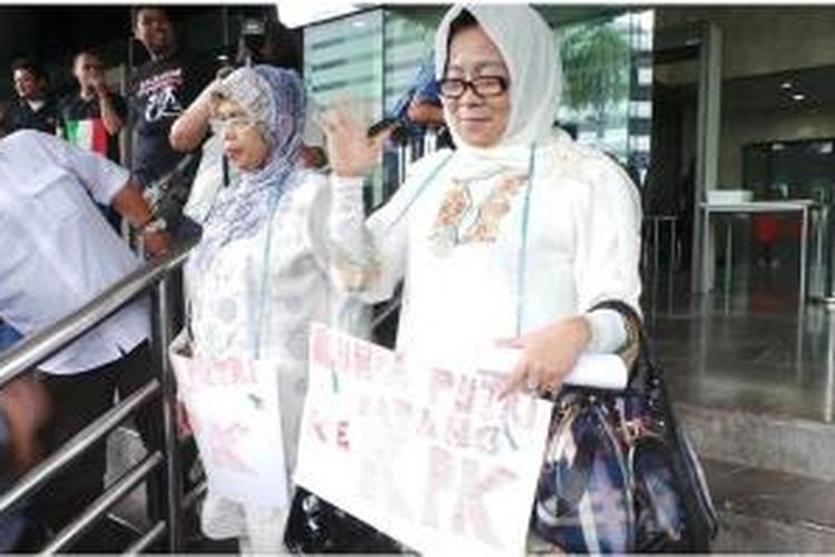 Seorang wanita bernama Syafnina Wati menyambangi Gedung KPK, Kuningan, Jakarta, Jumat (15/11/2013) dengan mengaku sebagai Bundo Putri. Dia menuntut KPK untuk mengusut pembangunan kembali Gedung Sentra Pasar Raya Padang. 