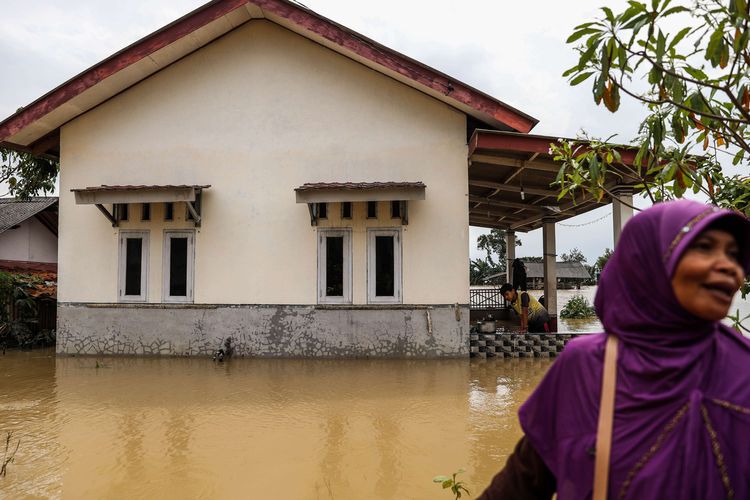 Warga saat mengungsi saat rumah mereka terendam banjir di Desa Karangligar, Kecamatan Telukjambe Barat, Karawang, Jawa Barat, Rabu (10/2/2021). Banjir di Karawang meluas ke 30 desa di 17 kecamatan. Akibatnya sebanyak 3.396 orang mengungsi dan satu orang meninggal dunia.