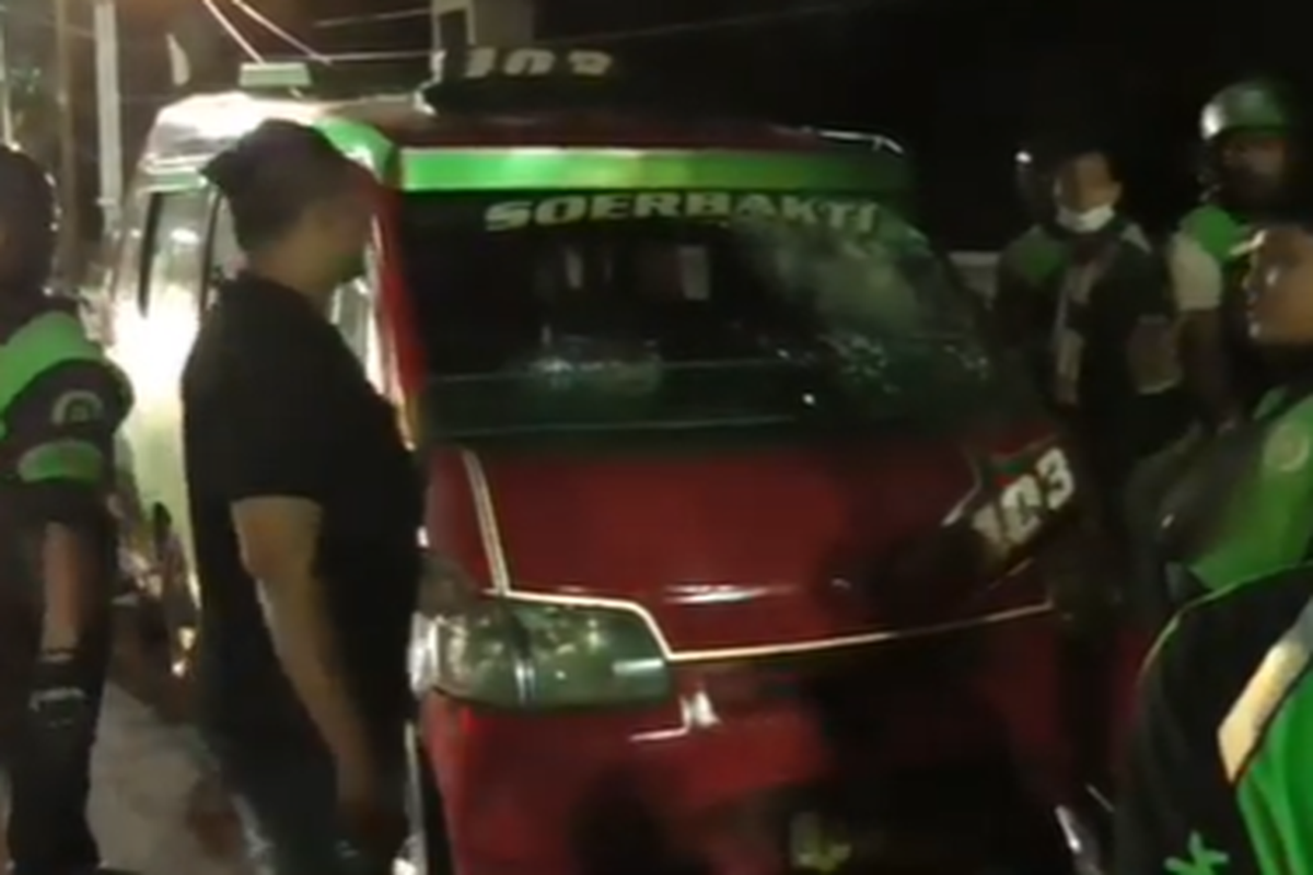 Seorang sopir angkot 103 Rahayu melompat ke sungai dari jembatan di Jalan Sudirman, Medan pada Rabu (22/12/2021) malam.