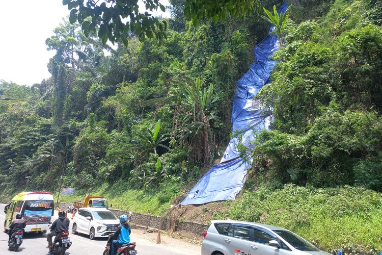 Jalan Raya Bandung-Cirebon, di kawasan Cadas Pangeran, Sumedang, Jabar rawan longsor. AAM AMINULLAH/KOMPAS.com