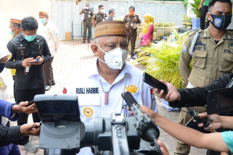 Gubernur Gorontalo Rusli Habibie usai mengecek kedatangan vaksin Cobid-19 di bandar udara Djalaluddin Tantu