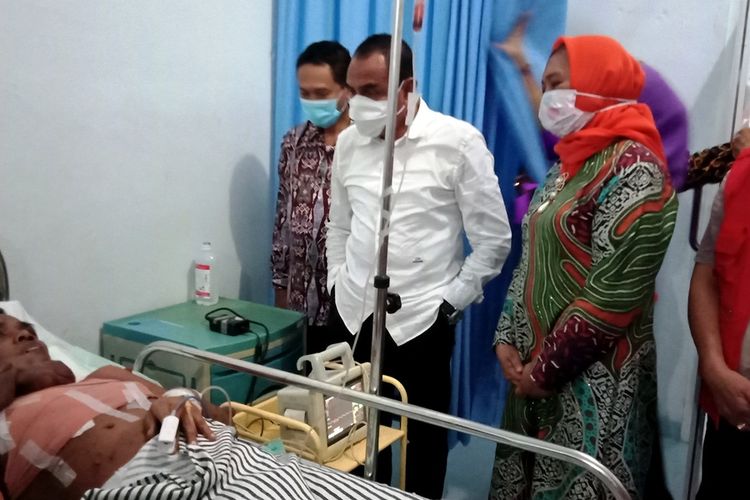 Gubernur Sumatera Utara Edy Rahmayadi bersama Ketua TP PKK Sumut Nawal Lubis menjenguk Andriadi Putra usai operasi pengangkatan tumor tahap pertama di RS Khusus Bedah Accuplast Medan, Kamis (11/6/2020)