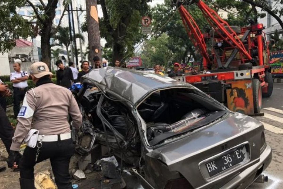 Kecelakaan lalu lintas di persimpangan Jalan Zainul Arifin, Avanza kontra Honda Accord, Minggu (10/9/2017). Dalam kecelakaan ini, dua korban meninggal dunia, satu di antaranya anggota Polda Sumut. 