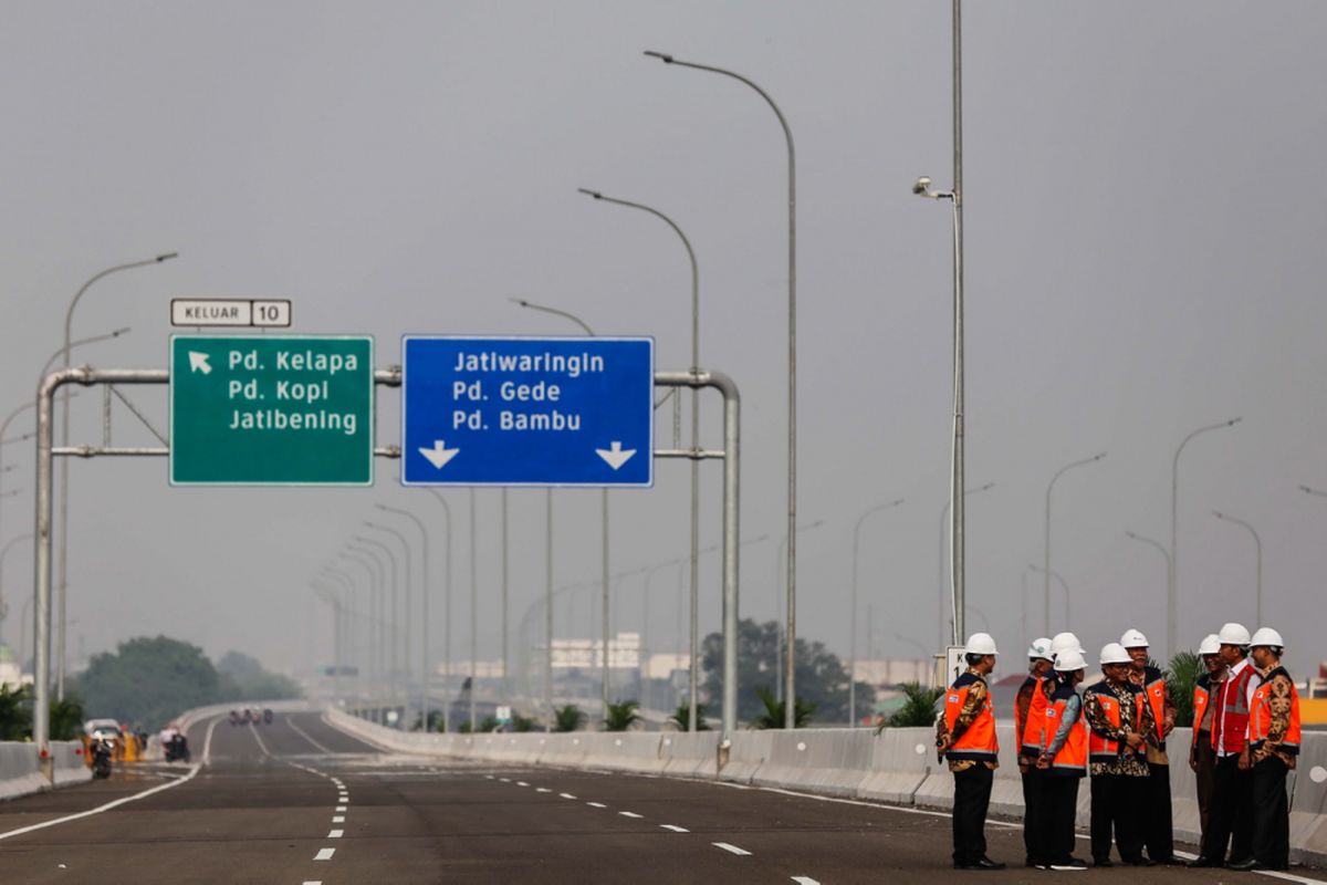 Presiden Joko Widodo (rompi merah) meninjau ruas jalan Tol Bekasi-Cawang-Kampung Melayu (Becakayu) di kawasan Jakasampurna, Bekasi, Jawa Barat, Jumat (3/11/2017). Presiden Joko Widodo meresmikan ruas jalan tol yakni Seksi 1B dan 1C sepanjang 8,26 kilometer yang terbentang dari Cipinang Melayu-Pangkalan Jati-Jakasampurna.  