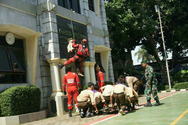 Simulasi siaga bencana di Sekolah Islam Terpadu Kharisma Darussalam, Karawang, Jumat (23/11/2018).