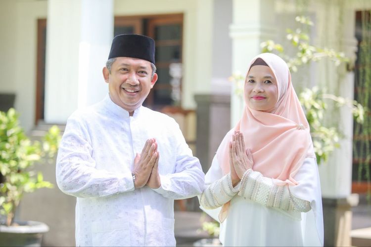 Wali Kota Bandung Yana Mulyana beserta istrinya. 