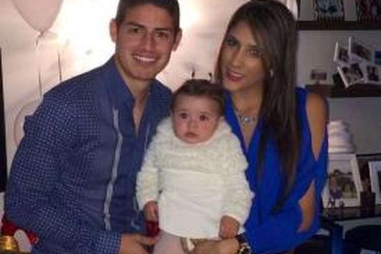 Gelandang Kolombia, James Rodriguez (kiri), bersama istrinya, Daniela Ospina (kanan) dan anaknya, Salome (tengah).