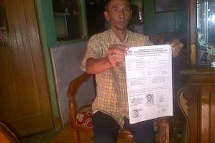 Ketua  RT 01 RW 06 Kelurahan Arjuna Kecamatan Cicendo Kota Bandung, Tri Prasetyo Saptono menunjukkan Kartu Keluarga milik Aris Widagdo yang diduga adalah salah satu anggota teroris, Minggu (25/8/2013)