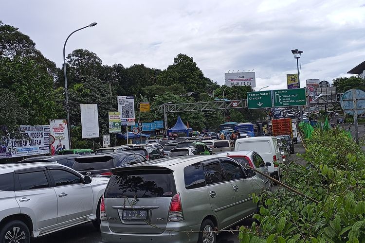 Arus lalu lintas kendaraan di Jalur Puncak Bogor, Jawa Barat, kembali padat pada hari kedua libur panjang atau Minggu (27/2/2022) siang.