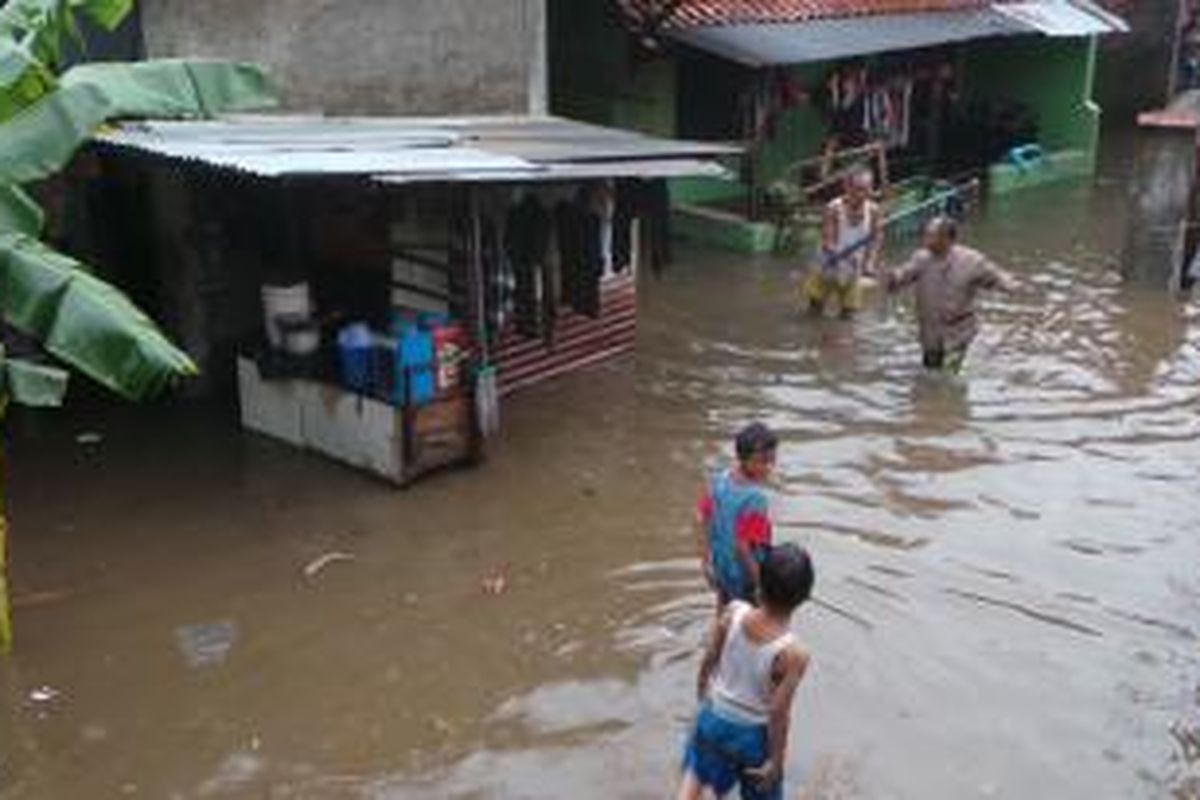 Pemukiman warga di RT 11 RW 06 Batu Ampar, Kramatjati, Jakarta Timur terendam banjir. Jumat (8/11/2013).
