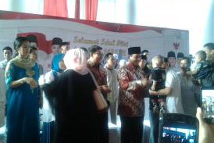 Capres nomor urut satu, Prabowo Subianto bersama ratusan relawannya menggelar open house di Rumah Polonia, Jakartq Timur, Senin (28/7/2014).