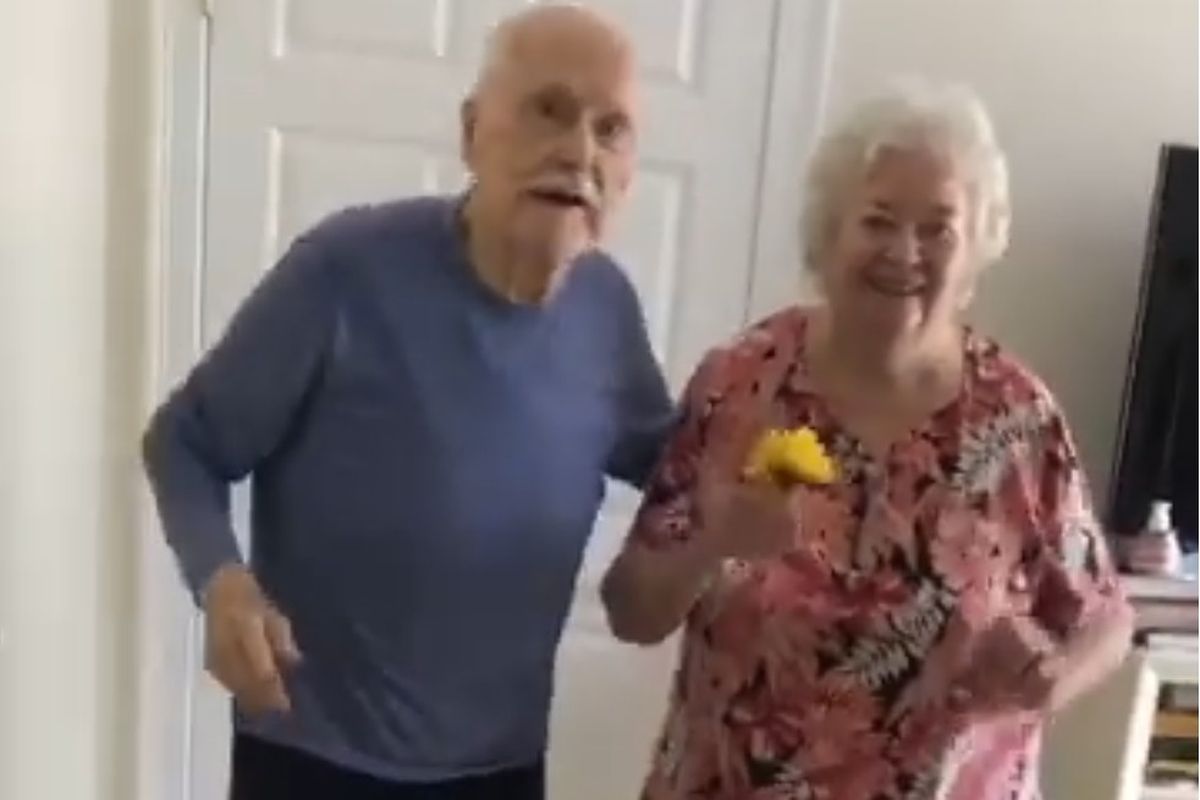 Pasangan Roger dan Betty Moore merayakan ulang tahun pernikahan ke-59 lewat sebuah video di TikTok.