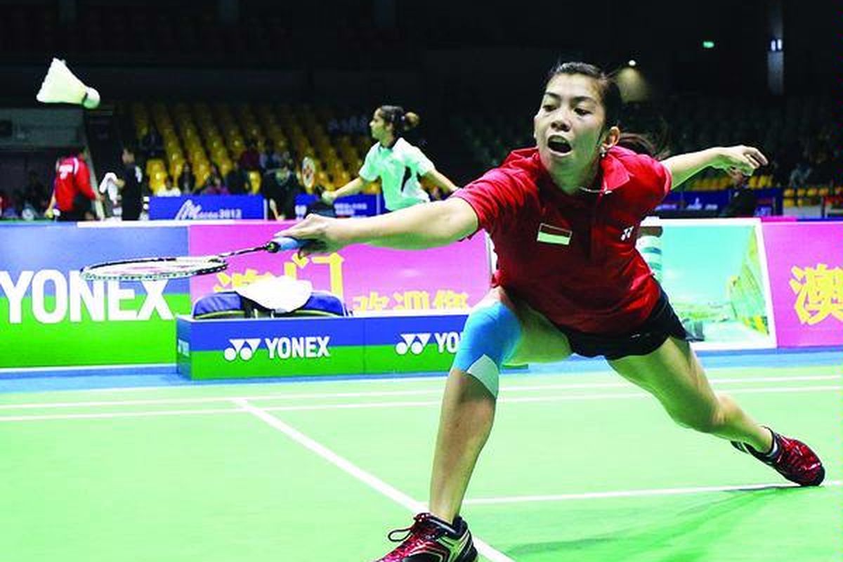 Pemain tunggal pertama tim Uber Indonesia, Adriyanti Firdasari, berusaha mengembalikan bola saat menghadapi Ratchanok Inthanon  dari Thailand untuk menentukan juara grup pada babak penyisihan Piala Uber zona Asia di Makau Forum, Makau, Rabu (15/2). Firdasari menang 21-16,  23-21.