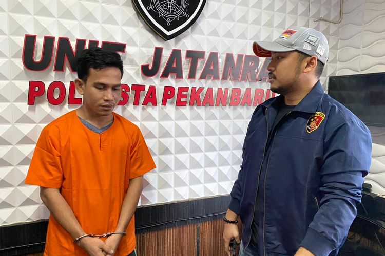 Kanit Resmob Jembalang Satreskrim Polresta Pekanbaru, Iptu Nicho Try Hardianto menginterogasi seorang pelaku pencurian di Kota Pekanbaru, Riau, Senin (13/11/2023).