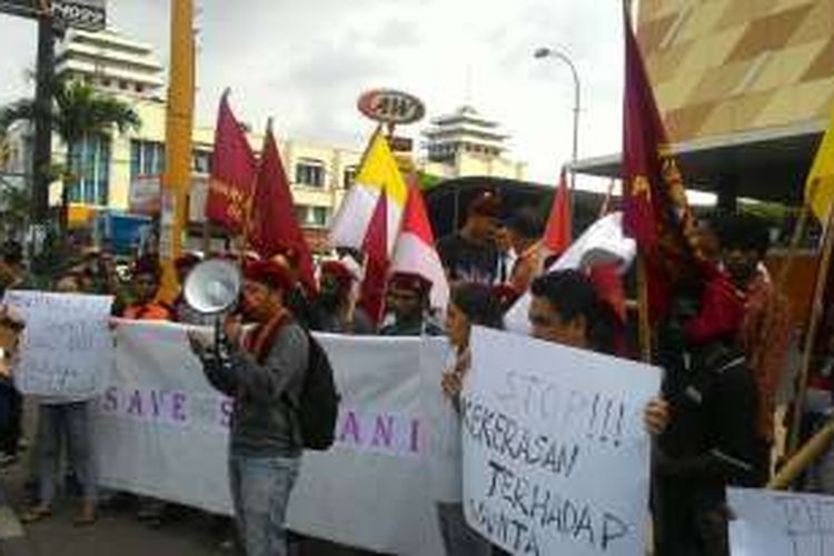 Sejumlah elemen mahasiswa menggelar aksi memprotes penanganan kasus pemerkosaan di Manado.