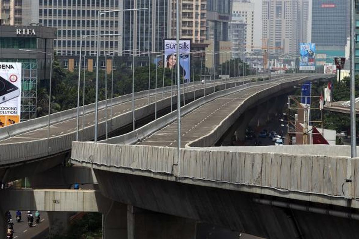 An image of the elevated non-toll road connecting Kampung Melayu and Tanah Abang in Jakarta. 