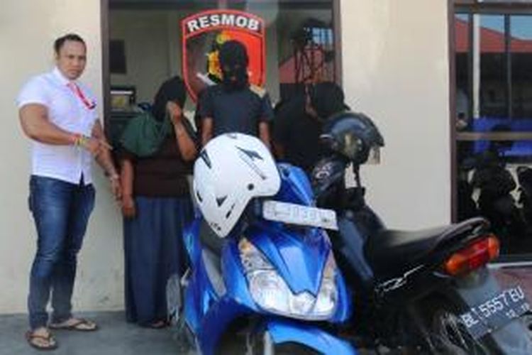 Tim resmob Polres Aceh Barat meringkus tiga orang tersangka jaringan pengedar narkoba jenis sabu yang dikendalikan oleh seorang narapidana dari dalam Lapas Kelas II A, Lambaro, Aceh Besar. 
