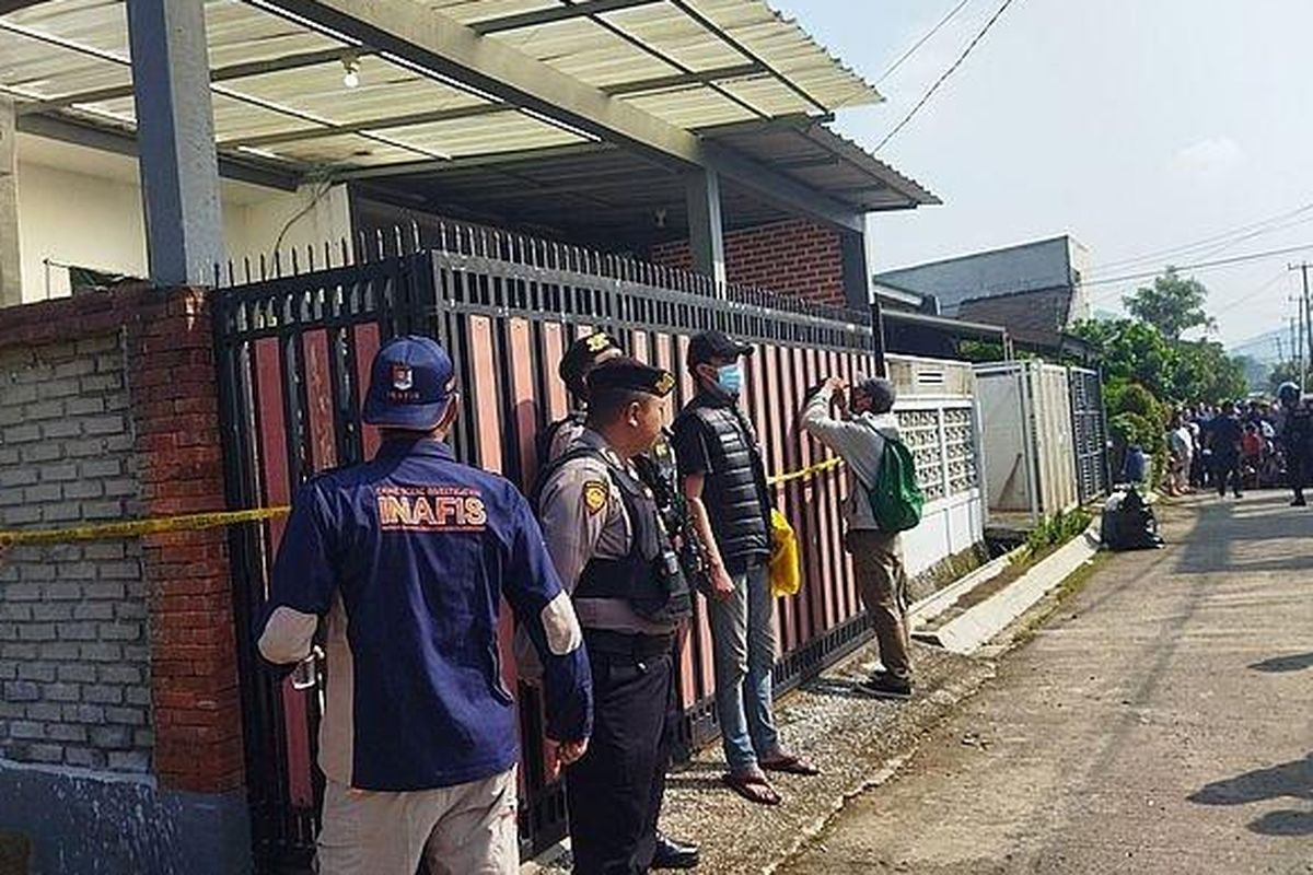 Seorang pria yang ditemukan tewas dengan kondisi mayat dicor di dalam rumah, Kompleks Bumi Citra Indah 2, RT 06/13, Desa Pataruman, Selasa (16/4/2024).

