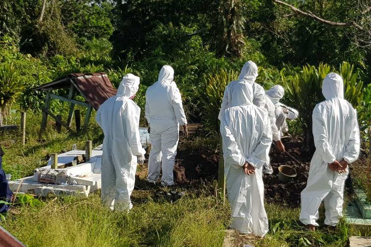 Kepala Dinas Kesehatan Kalimantan Barat (Kalbar) Harisson menerangkan, seorang pejabat struktural di Rumah Sakit Umum Daerah (RSUD) Soedarso Pontianak meninggal dunia karena terinfeksi virus corona atau Covid-19.