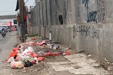 Sampah Berserakan di Trotoar Pasar Induk Cibitung, Pejalan Kaki Pun 