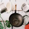 Cara Membersihkan Wajan Gosong Pakai Garam, Cuka, dan Saus Tomat