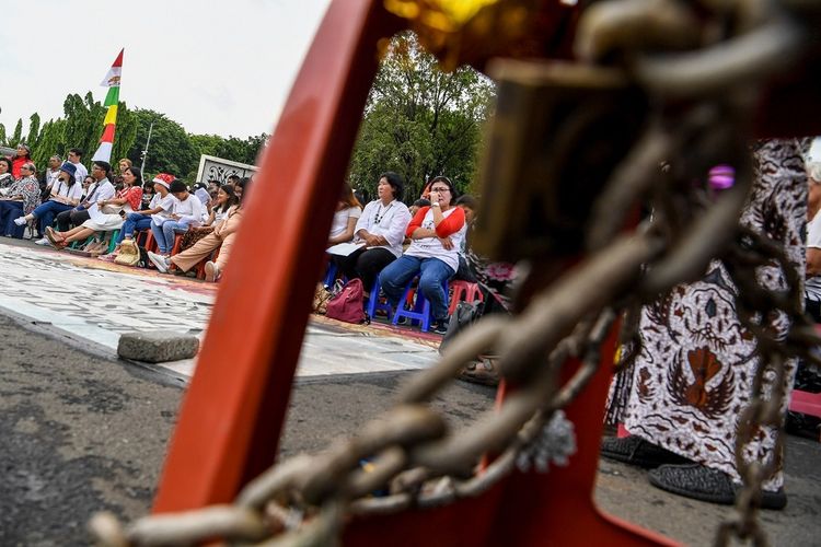 Jemaat Gereja Kristen Indonesia (GKI) Yasmin, Bogor dan Huria Kristen Batak Protestan (HKBP) Filadelfia, Bekasi melaksanakan ibadah perayaan Natal 2019 di seberang Istana Merdeka, Jakarta, Rabu (25/12/2019). Jemaat dua gereja itu melaksanakan ibadah perayaan Natal dengan khidmat dan berharap agar bisa kembali menggunakan tempat ibadah mereka. ANTARA FOTO/Hafidz Mubarak A/aww.