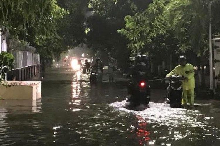 Sejumlah pengendara motor menuntun motornya yang mogok karena terdampak banjir di Surabaya, Rabu (15/1/2020) (tribun jatim/ndaru wijayanto)