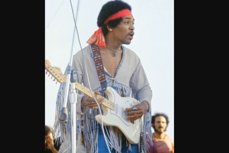 Jimi Hendrix saat tampil dalam festival musik, Woodstock Music and Art Fair, pada 1969.