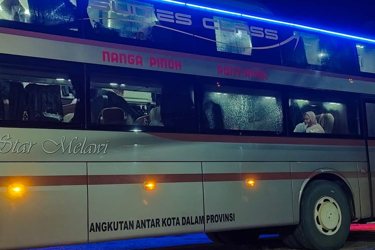 Kaca mobil bus jurusan Kabupaten Melawi-Kota Pontianak, Kalimantan Barat (Kalbar) menjadi sasaran pelemparan menggunakan batu, Rabu (27/4/2022) pukul 23.30 WIB. 