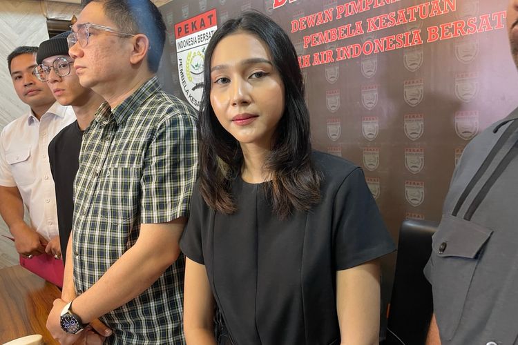 Tenri Ajeng Anisa, perempuan yang disebut jadi selingkuhan Virgoun saat ditemui di kawasan Brawijaya, Jakarta Selatan, Selasa (2/5/2023). 