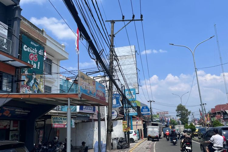 Kondisi fiber optik yang semrawut di Jalan Kartini, Kota Depok, Sabtu (23/8/2025).