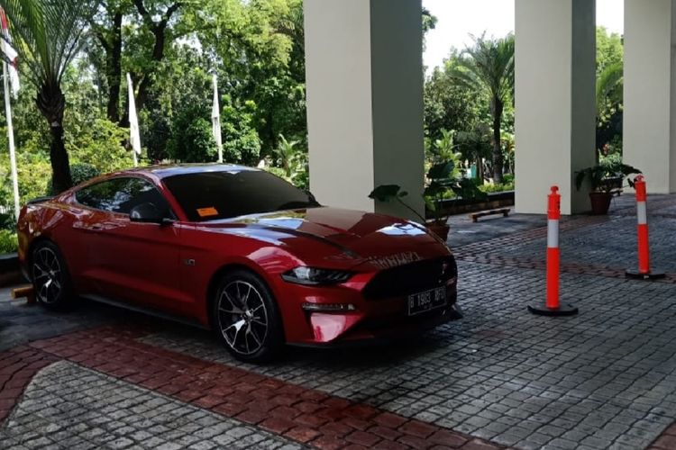 Sebuah foto yang menampilkan mobil sport berwarna merah menggunakan pelat nomor B 1983 RFD viral di media sosial.   Foto mobil tersebut diunggah oleh salah satu akun Twitter @casssianissafira pada Rabu (3/11/2022) sekitar pukul 15.30 WIB. 