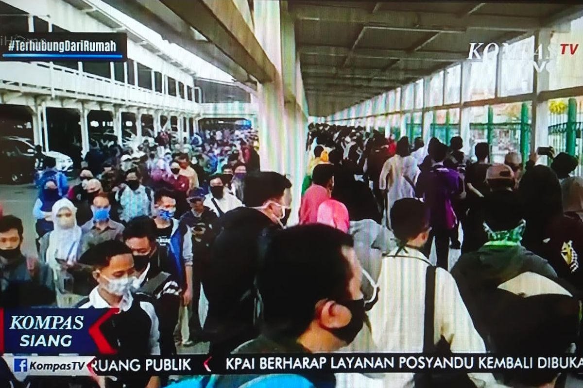 Antrean calon penumpang Kereta Rel Listrik ( KRL) Commuter Line tujuan Jakarta di Stasiun Bogor pada Senin (22/6/2020) pagi masih sangat panjang, tetapi terlihat tertib dan rapi.