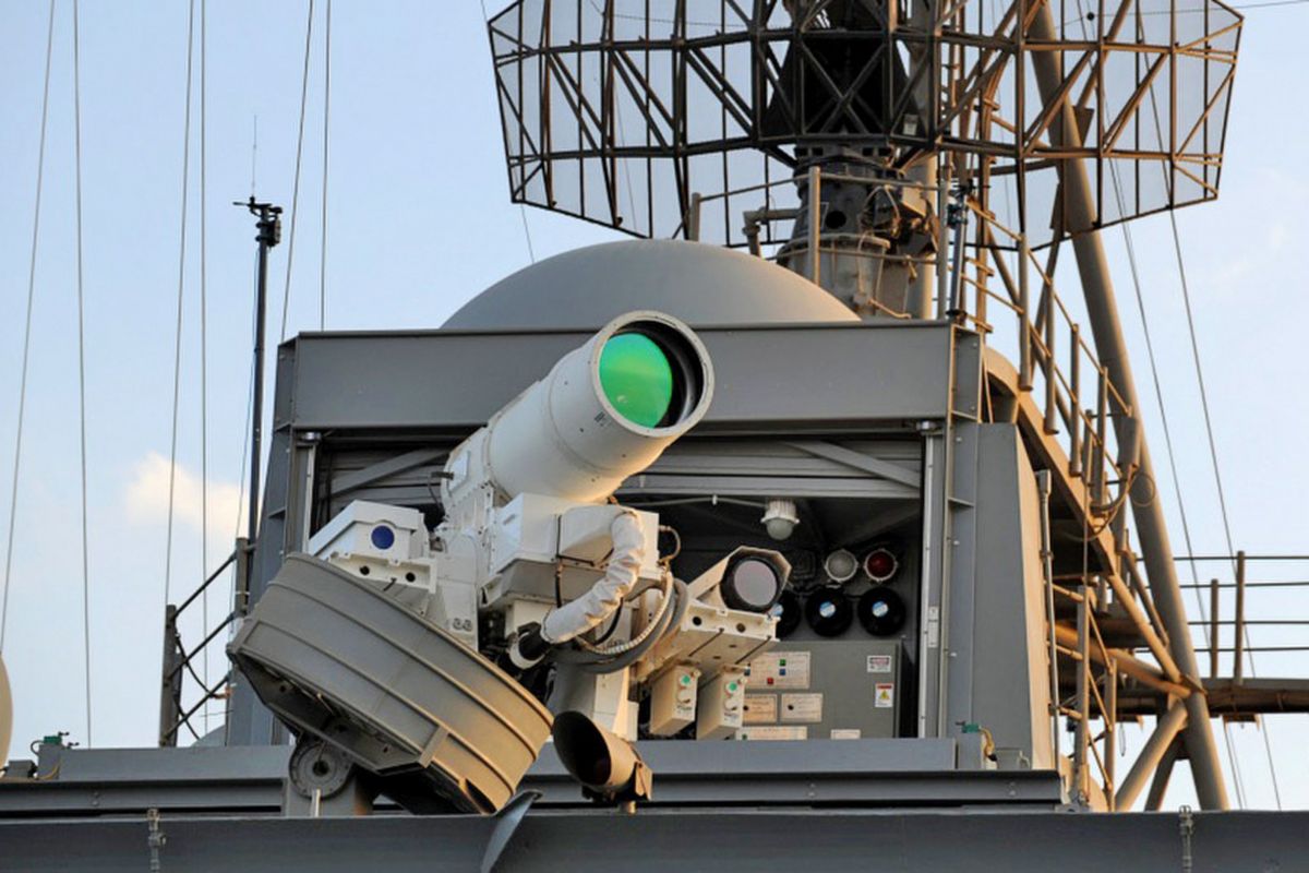 Laser Weapon System (LaWS) yang kini berada di atas kapal USS Ponce di Teluk Persia