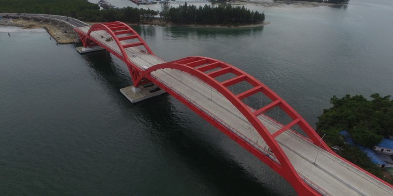 Jembatan penghubung Holtekamp dan Hamadi diatas teluk Youtefa, Papua.