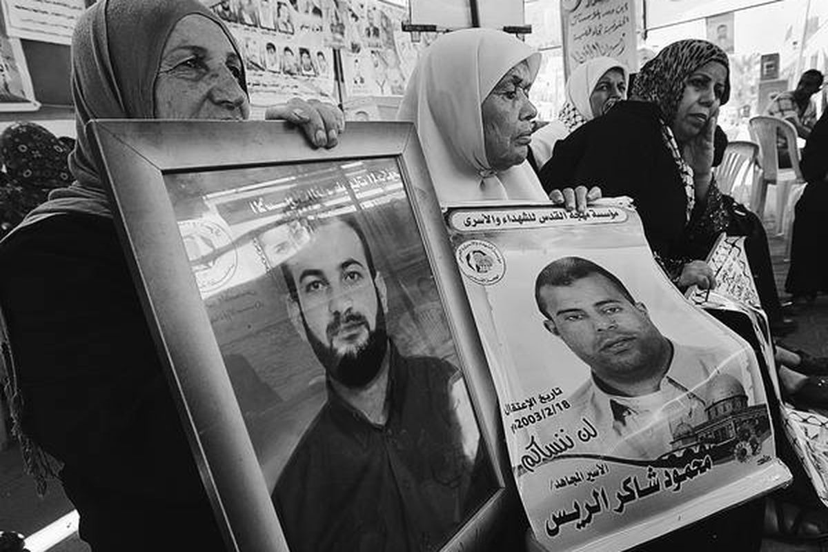 Sanak keluarga para narapidana Palestina yang dijebloskan di penjara-penjara Israel melakukan aksi protes di kantor Komite Internasional Palang Merah (ICRC) di Gaza, Minggu (2/10). Mereka mendukung aksi mogok makan para narapidana di dalam penjara.