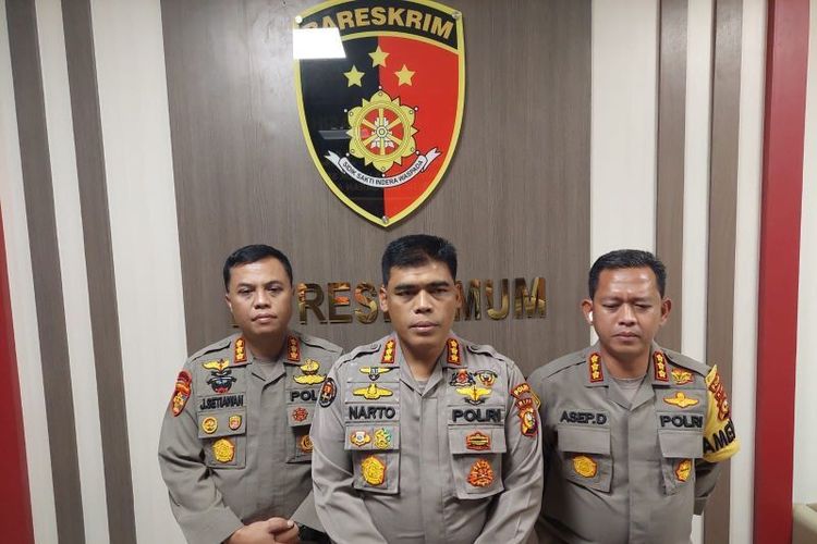 Kabid Propam Kombes Joehanes Setiawan (kiri), bersama Kabid Humas Polda Riau Kombes Pol Sunarto dan Dir Krimum Kombes Asep. 