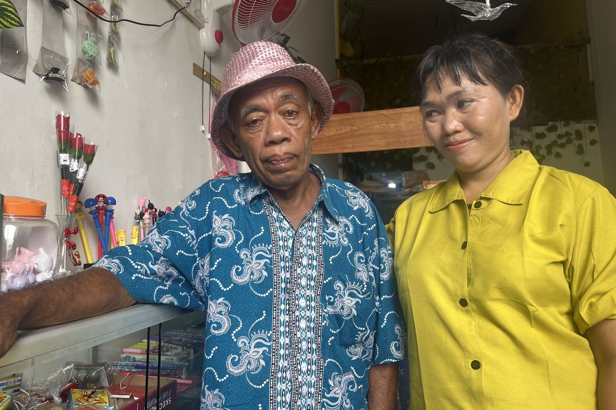 Pak Tarno dan istri kesepuluhnya, Dewi di Warakas, Jakarta Utara, Senin (3/2/2025). 