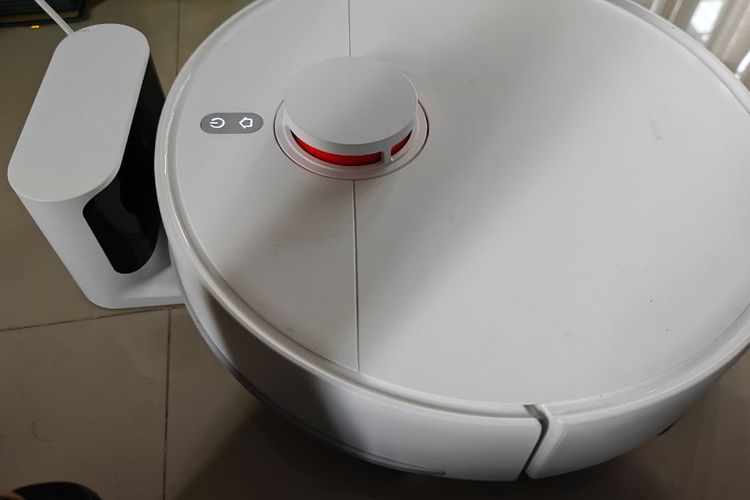Xiaomi Robot Vacoom S40C diisi ulang menggunakan charger dan dock bawaan
