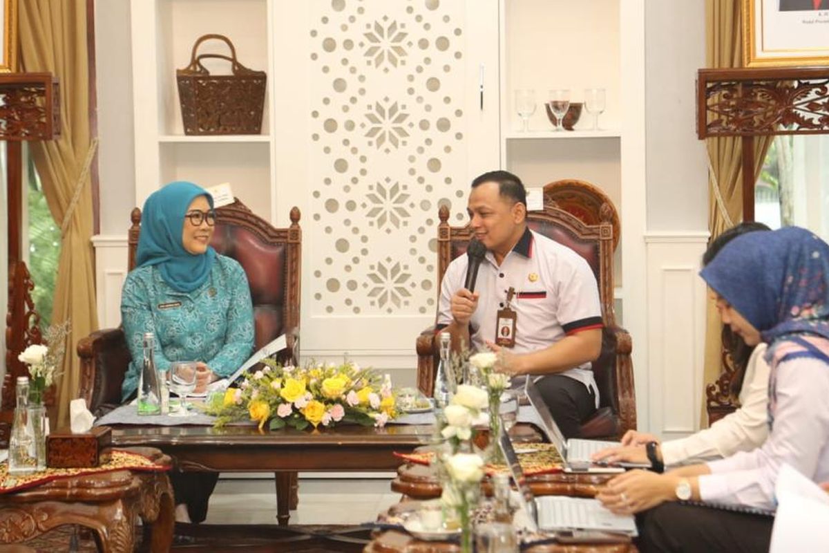 Kepala Biro Penganugerahan, Biro Gelar, Tanda Jasa dan Tanda Kehormatan Sekretariat Militer Presiden RI, Kolonel Caj Sandy sedang berbicara dengan Ketua Tim Penggerak Pemberdayaan dan Kesejahteraan Keluarga (TP-PKK) Provinsi Sumatera Selatan (Sumsel) Feby Deru di Hall C Griya Agung, Palembang, Sumsel, Kamis (22/6/2023).