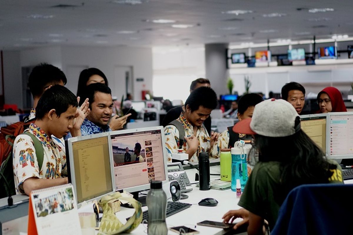 Delapan siswa Sekolah Luar Biasa (SLB) A Pembina Jakarta berkeliling Kantor Kompas Gramedia Jakarta, Selasa (3/12/2019) siang. Para siswa diajak mengenal dunia kerja di bidang jurnalistik.
