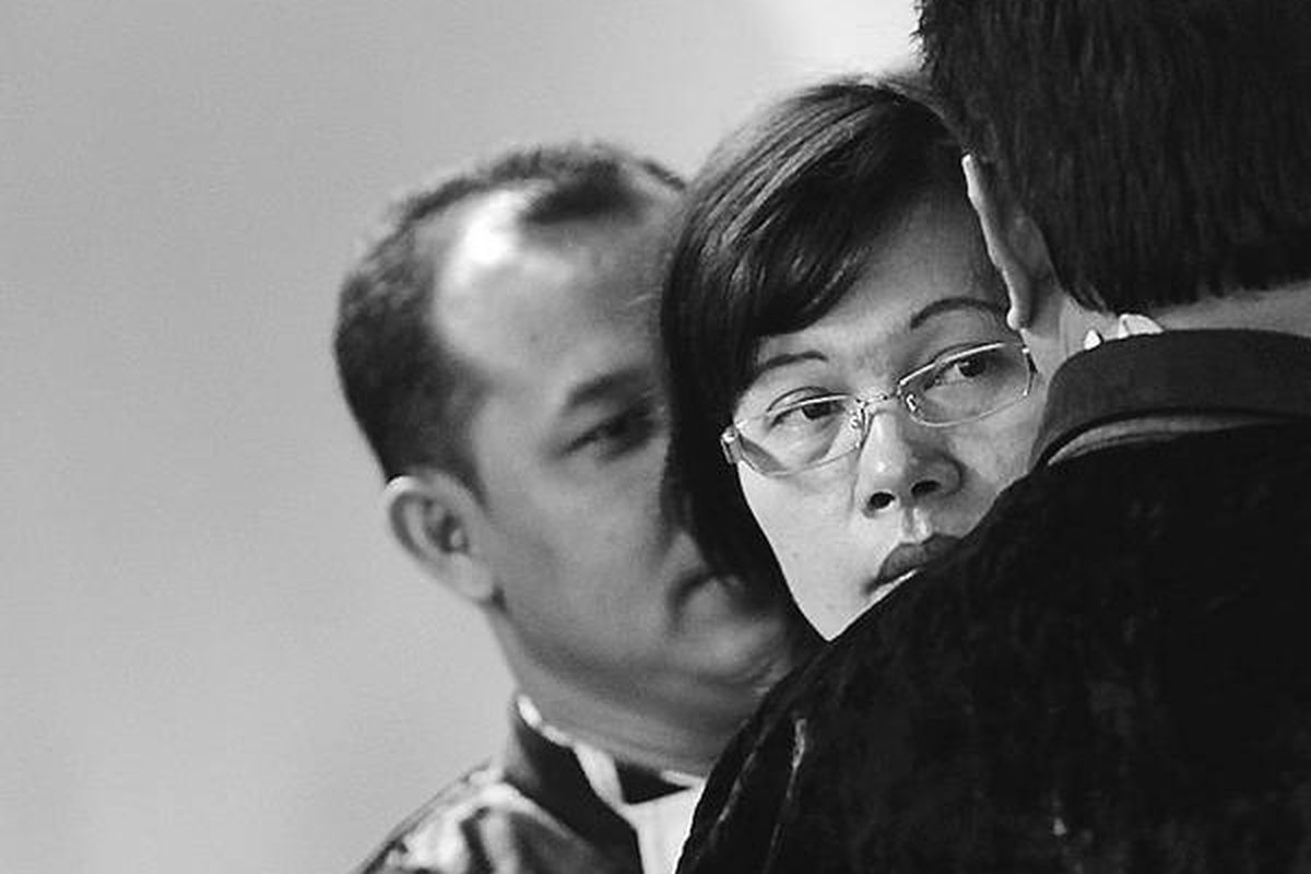 Terdakwa Mindo Rosalina Manulang berkonsultasi dengan tim kuasa hukumnya seusai persidangan di Pengadilan Tindak Pidana Korupsi, Jakarta, Jumat (22/7). Agenda persidangan kedua ini adalah  membacakan nota keberatan atas dakwaan jaksa penuntut umum.