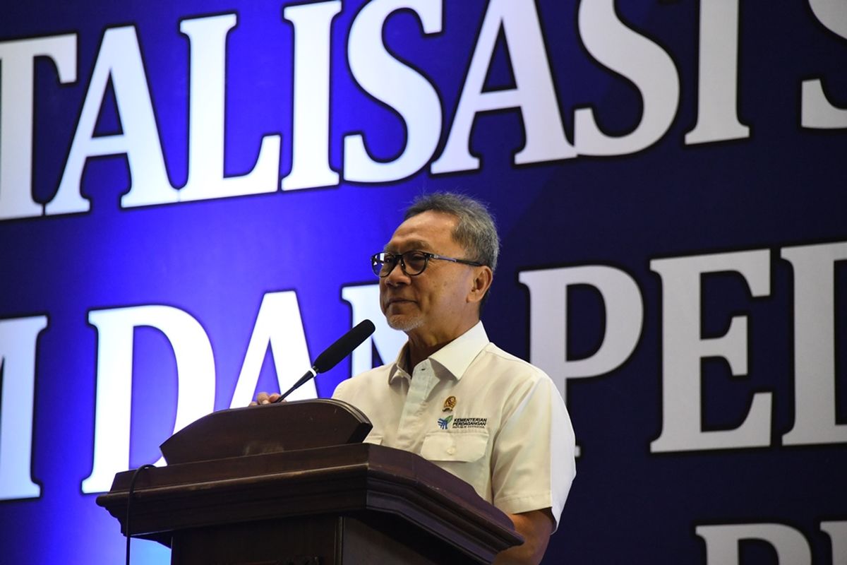 Ketua Umum Partai Amanat Nasional (PAN) Zulkifli Hasan saat memberikan pemaparan dalam acara Sosialisasi kepada Pedagang Pasar Rakyat dengan tema ?Digitalisasi Pasar Rakyat: Strategi Pedagang / UMKM Naik Kelas? di Terminal Tipe A Convention Hall Terminal Tirtonadi, Gilingan, Banjarsari, Kota Surakarta, Jawa Tengah, Rabu (31/1/2024).